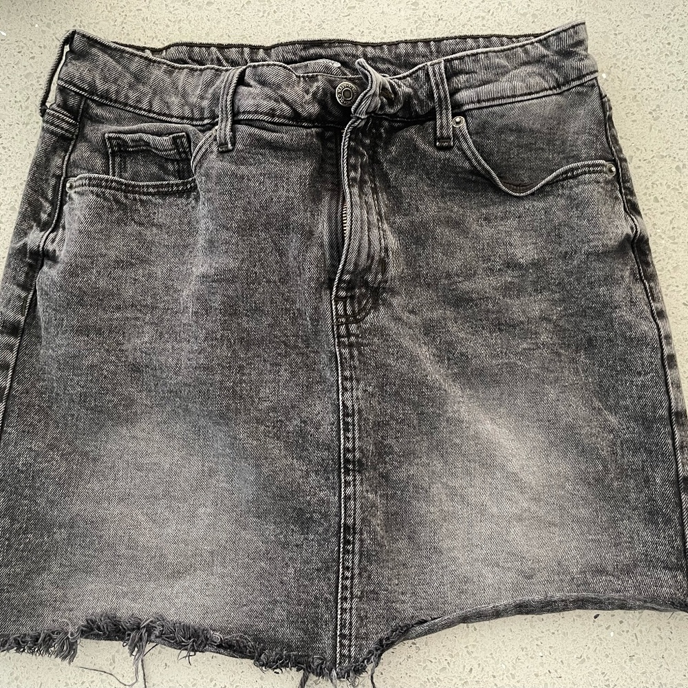 Old Navy Distressed Raw Hem Denim Jean Mini Skirt 10